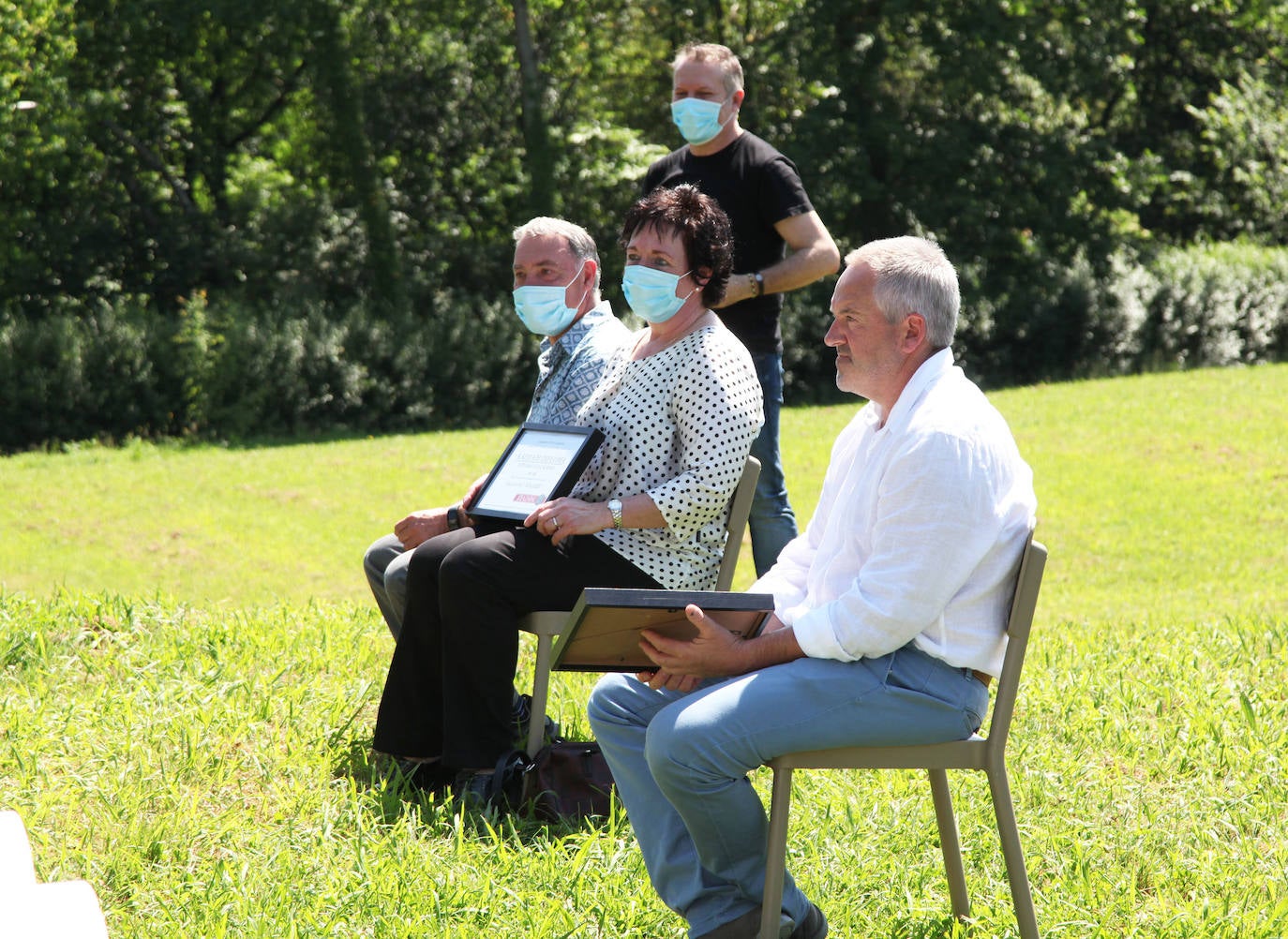 Ordizia ha recuperado este miércoles una nueva edición del Artzain eguna, aunque lo ha hecho con un único acto: la presentación del nuevo queso Idiazabal y el corte del mismo, que cada año realiza un popular personaje. Unai Campo, cocinero del restaurante Porrue de Bilbao y vinculado a la feria de Ordizia, ha sido la figura clave en una edición en la que que representantes del Gobierno Vasco y de la Diputación Foral de Gipuzkoa han seguido de forma telemática. No se ha podido celebrar, sin embargo, el tradicional paso de ovejas por el centro del pueblo