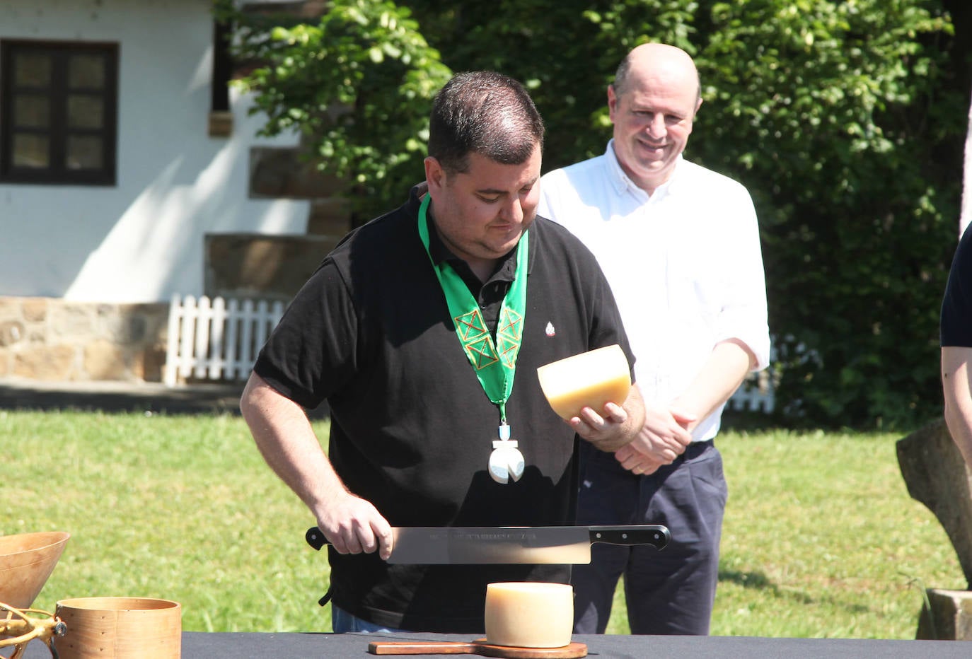 Ordizia ha recuperado este miércoles una nueva edición del Artzain eguna, aunque lo ha hecho con un único acto: la presentación del nuevo queso Idiazabal y el corte del mismo, que cada año realiza un popular personaje. Unai Campo, cocinero del restaurante Porrue de Bilbao y vinculado a la feria de Ordizia, ha sido la figura clave en una edición en la que que representantes del Gobierno Vasco y de la Diputación Foral de Gipuzkoa han seguido de forma telemática. No se ha podido celebrar, sin embargo, el tradicional paso de ovejas por el centro del pueblo