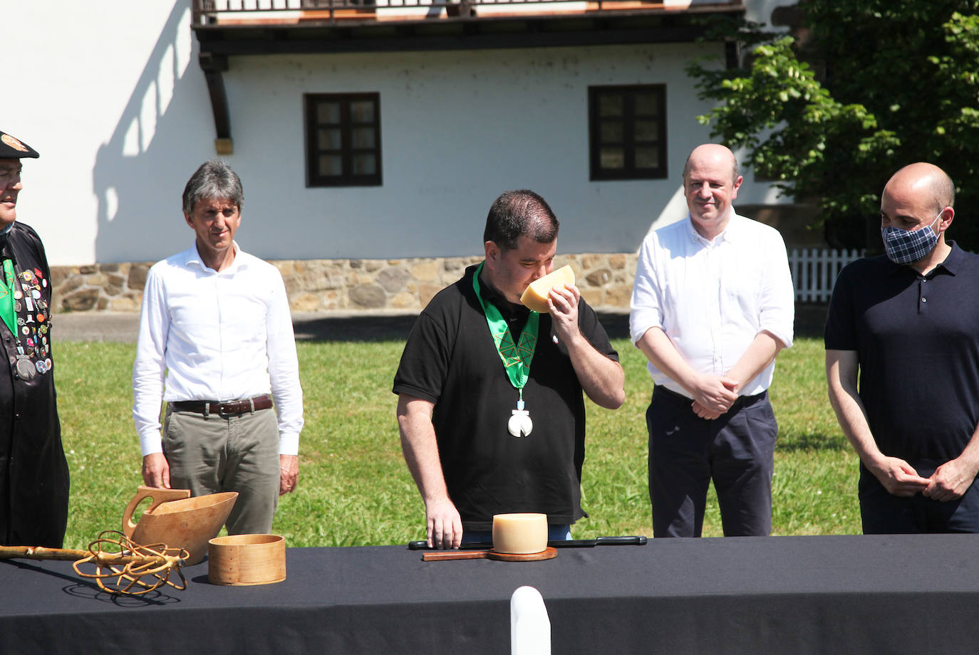 Ordizia ha recuperado este miércoles una nueva edición del Artzain eguna, aunque lo ha hecho con un único acto: la presentación del nuevo queso Idiazabal y el corte del mismo, que cada año realiza un popular personaje. Unai Campo, cocinero del restaurante Porrue de Bilbao y vinculado a la feria de Ordizia, ha sido la figura clave en una edición en la que que representantes del Gobierno Vasco y de la Diputación Foral de Gipuzkoa han seguido de forma telemática. No se ha podido celebrar, sin embargo, el tradicional paso de ovejas por el centro del pueblo