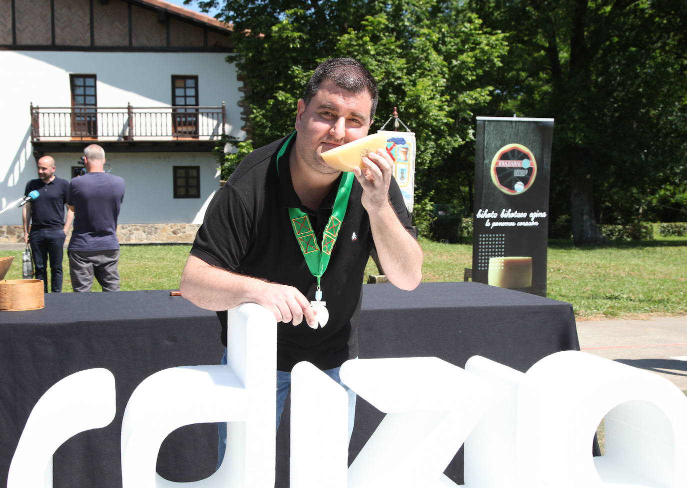 Ordizia ha recuperado este miércoles una nueva edición del Artzain eguna, aunque lo ha hecho con un único acto: la presentación del nuevo queso Idiazabal y el corte del mismo, que cada año realiza un popular personaje. Unai Campo, cocinero del restaurante Porrue de Bilbao y vinculado a la feria de Ordizia, ha sido la figura clave en una edición en la que que representantes del Gobierno Vasco y de la Diputación Foral de Gipuzkoa han seguido de forma telemática. No se ha podido celebrar, sin embargo, el tradicional paso de ovejas por el centro del pueblo