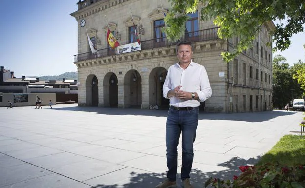 El alcalde de Irun, José Antonio Santano, posa delante del Ayuntamiento bidasotarra.