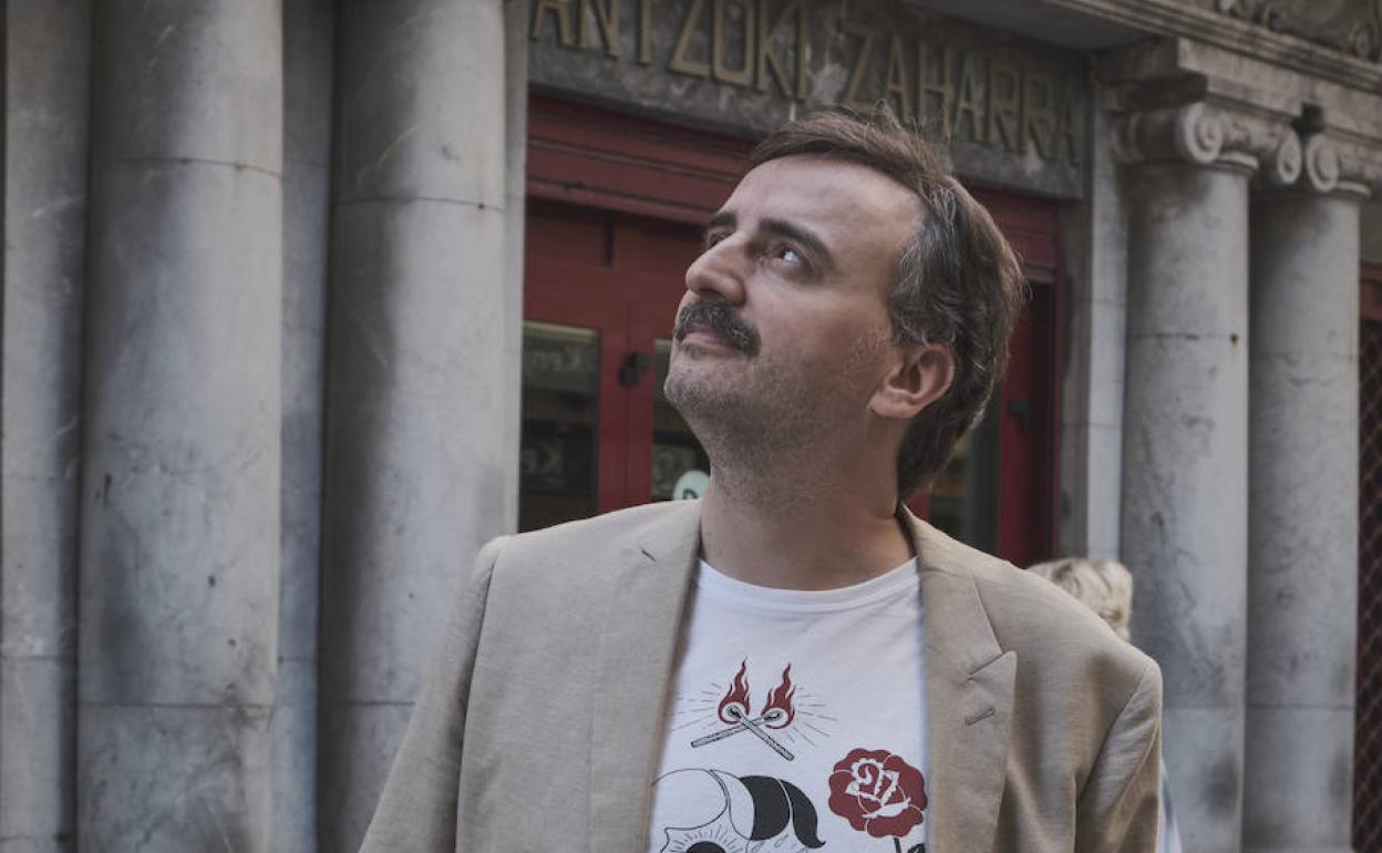 Josemi Beltrán ante el teatro Principal, que permanece cerrado. 