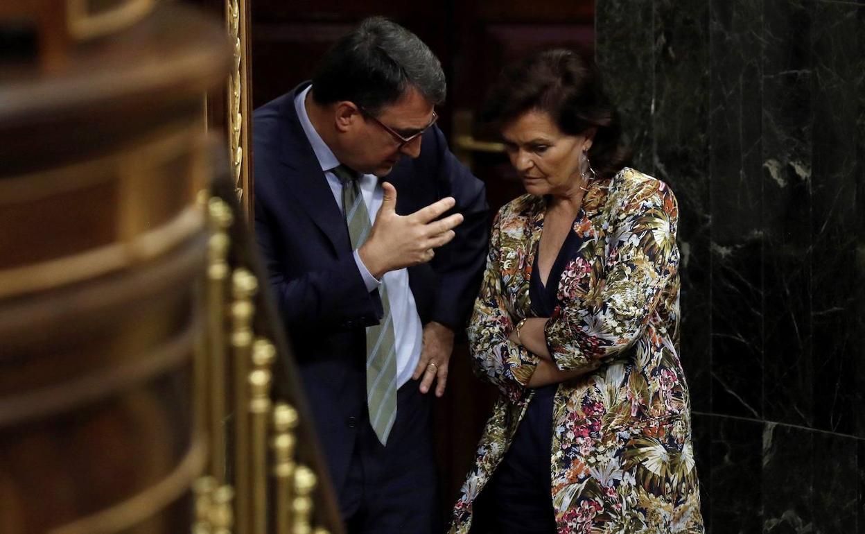 El portavoz jeltzale, Aitor Esteban, conversa con la vicepresidenta Carmen Calvo en un pleno del Congreso.