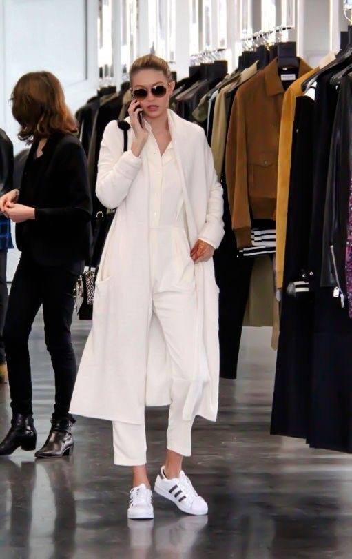 Redescubre la clásica 'sneaker' blanca a través de 12 'outfits' funcionales para afrontar la temporada estival con estilo y comodidad. Esta tendencia se remonta a los años 80. Durante cuatro décadas y tras una evolución fascinante, las deportivas blancas han saltado de las canchas de tenis a las calles de medio mundo, convirtiéndose en el 'best seller' de gigantes de la talla de Adidas, Nike o Reebok