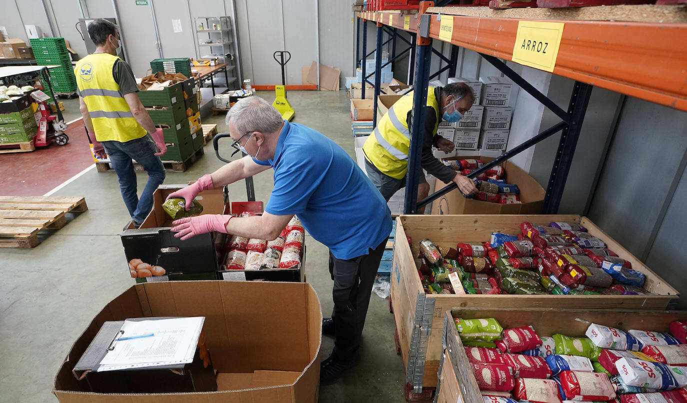 En el Banco de Alimentos de Bergara preparan la comida para repartir entre ONG de la zona. 