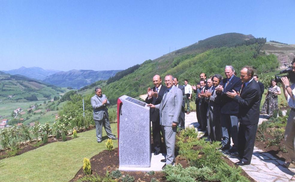 El Lehendakari Ardanza descubre la placa en la inauguración de la A-15