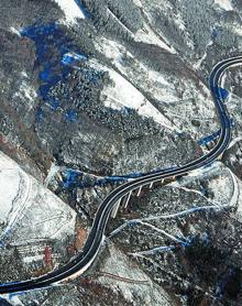 Imagen secundaria 2 - Pintada en Leitza, en 1989, contra el proyecto de la autovía. | La construcción del viaducto de Areso| Estampa invernal habitual de la vía, con la silueta del trazado