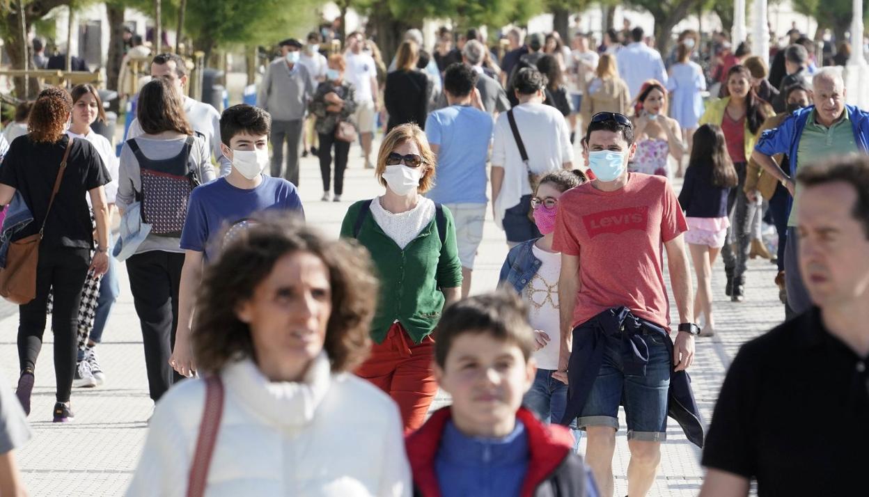 Grupos de personas aprovechan el buen tiempo para pasear por San Sebastián. 