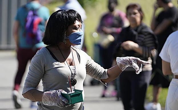 Ibis Rodríguez, responsable de la Asociación Acesma de Oñati, controla el orden de la fila. 