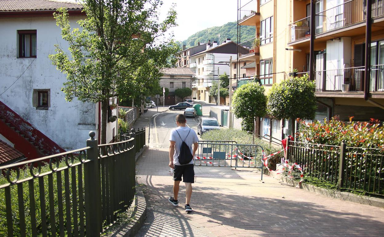 Un hombre pasea por las calles de Oiartzun