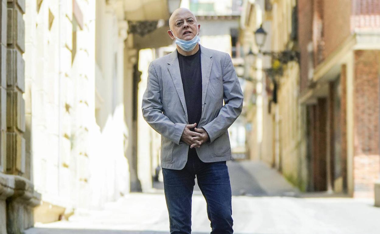 Odón Elorza, con la mascarilla retirada para mostrar su rostro, posa en una calle de Donostia. 