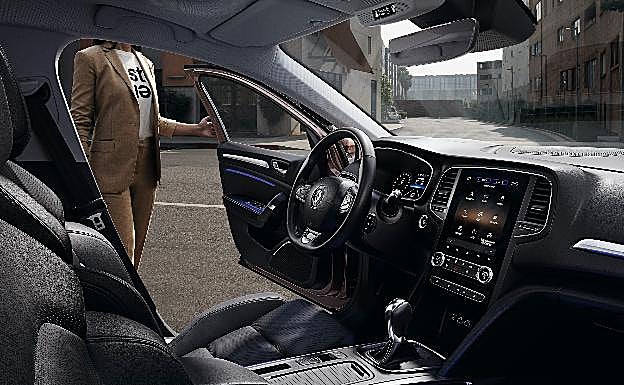 Su interior ha ganado en calidad y ergonomía incorporando nueva pantalla central desde la que se controlan todos los dispositivos que incorpora.