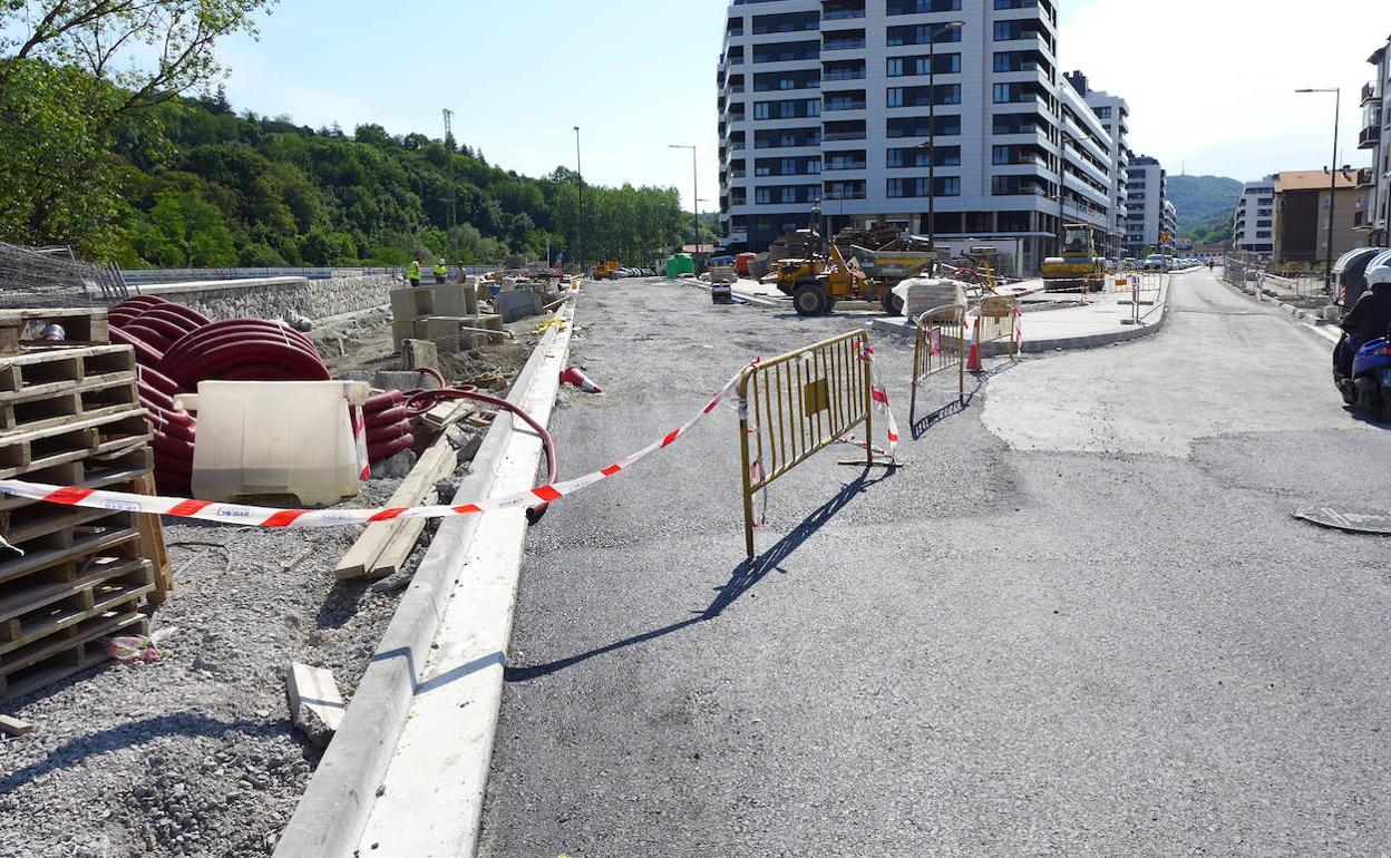 Aún faltan por asfaltar los viales junto al acceso al puente de Espartxo y el encuentro del camino de Kristobaldegi con la avenida Felisa Martin Bravo.