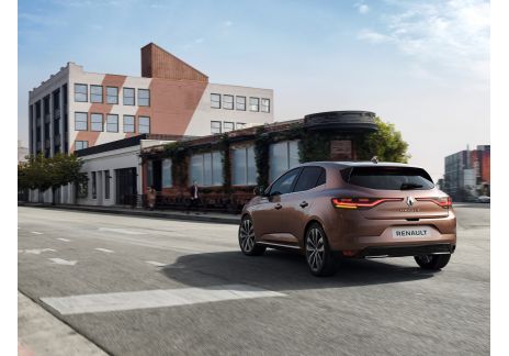A partir de este verano, Renault empieza a vender en Europa el nuevo Mégane 2020 su modelo compacto superventas del que se han vendido más de 7 millones de unidades en las cuatro generaciones desde que naciera en 1995. Es la cuarta generación del superventas de la firma francesa. 