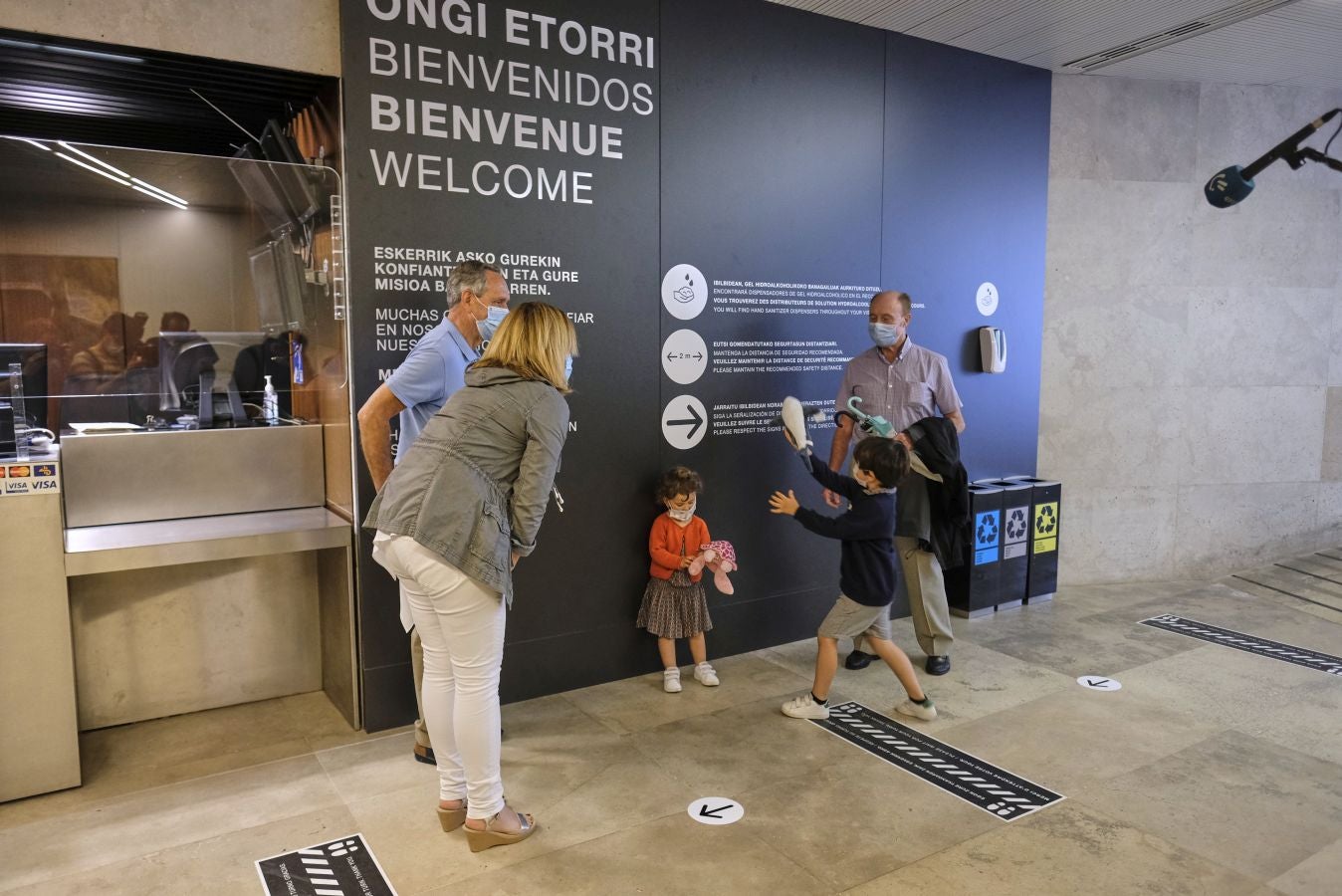 El Aquarium de Donostia ha recibido sus primeras visitas tras el cierre obligado por culpa de la crisis santiaria provocada por el Covid-19. Los hermanos Jon y Malen Lasurtegui junto con el aitona Jesús Ángel han sido los primeros afortunados en recorrer el túnel y ver a los tiburones.