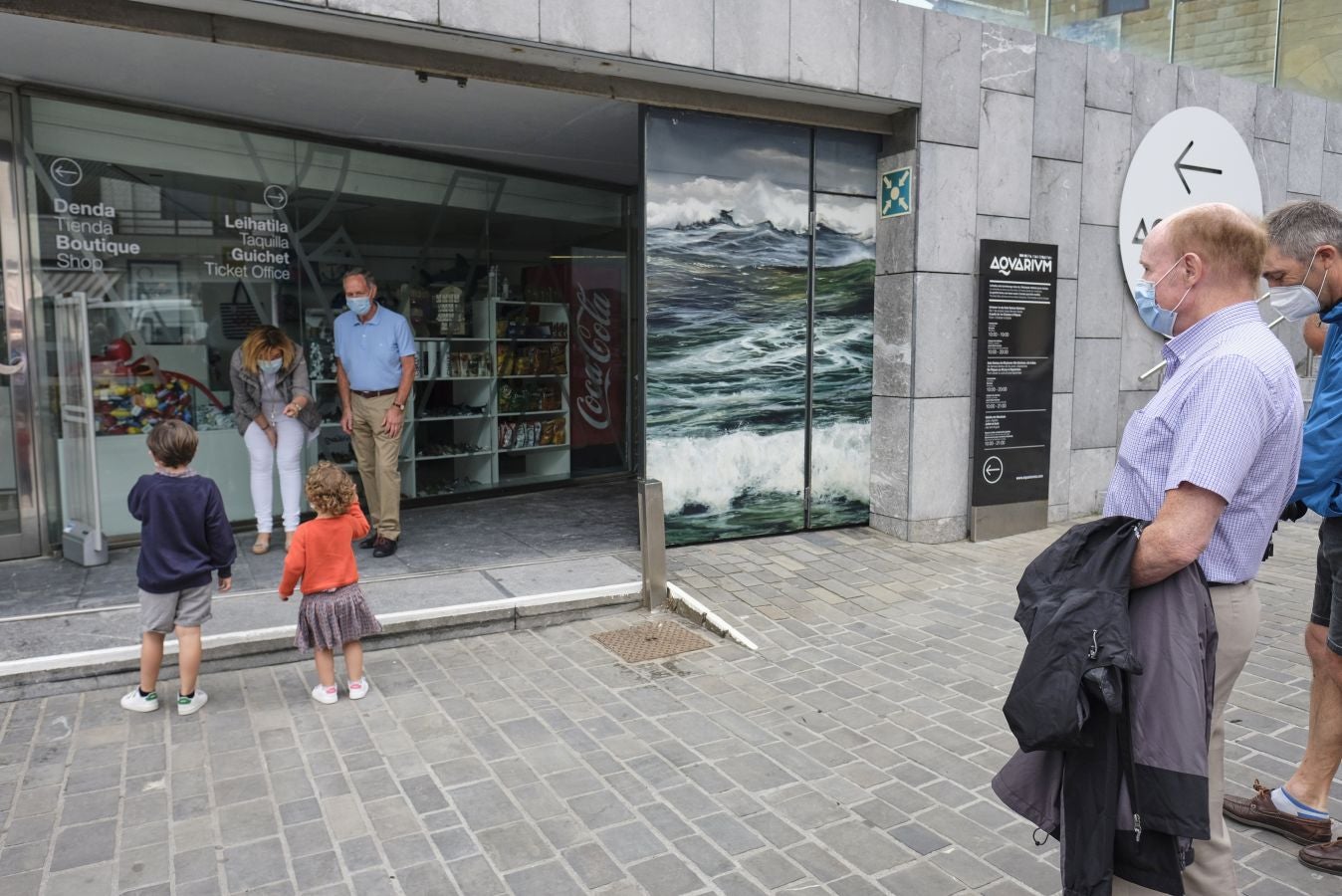 El Aquarium de Donostia ha recibido sus primeras visitas tras el cierre obligado por culpa de la crisis santiaria provocada por el Covid-19. Los hermanos Jon y Malen Lasurtegui junto con el aitona Jesús Ángel han sido los primeros afortunados en recorrer el túnel y ver a los tiburones.