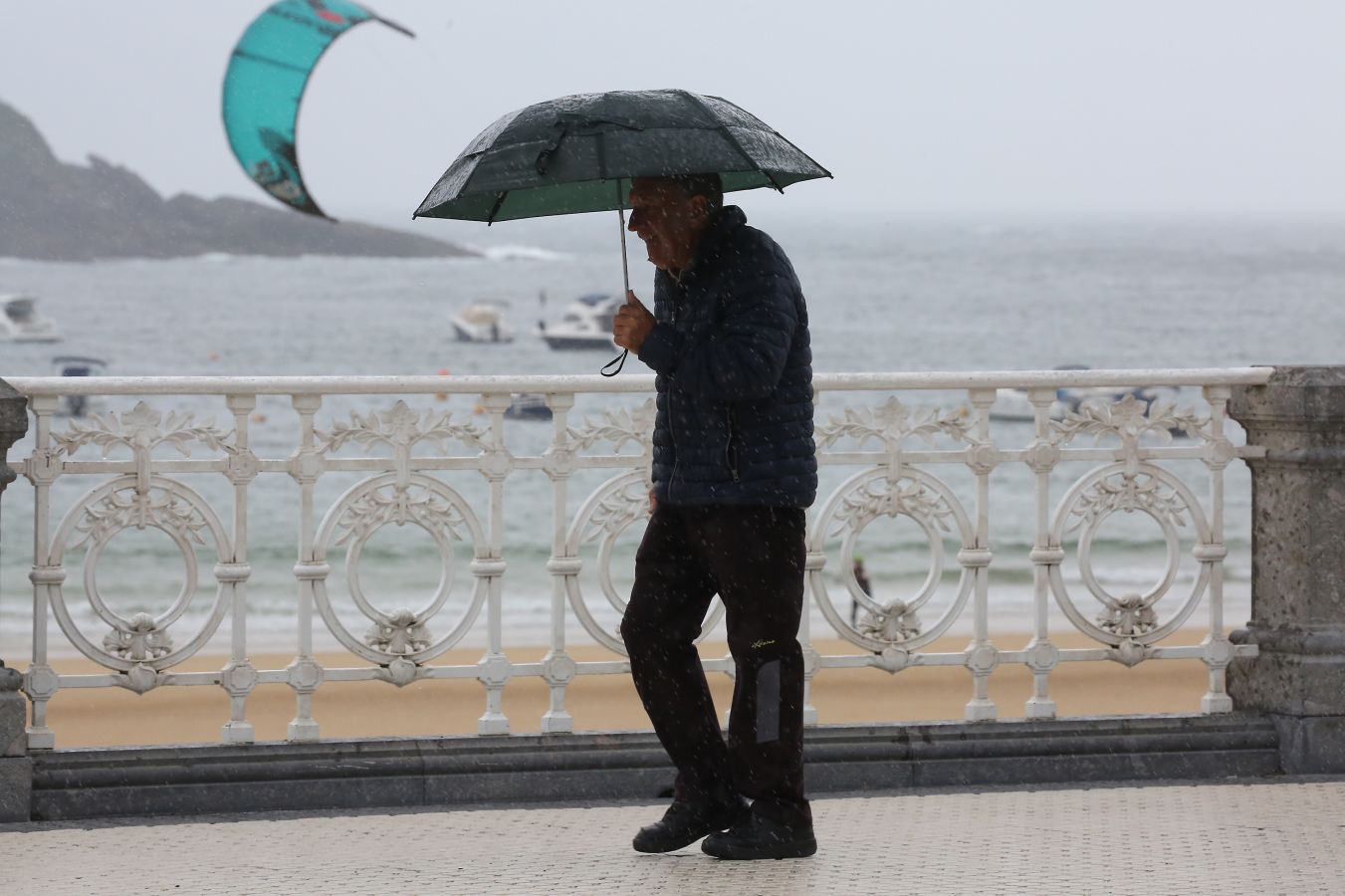 Tras un comienzo de semana con sol y temperaturas muy agradables, hoy las precipitaciones están siendo las grandes protagonistas en toda Gipuzkoa, circunstancia que ha hecho que muchos se hayan quedado en sus casas cuando se cumplen ya 82 días del estado de alarma decretado a raíz de la pandemia del coronavirus.