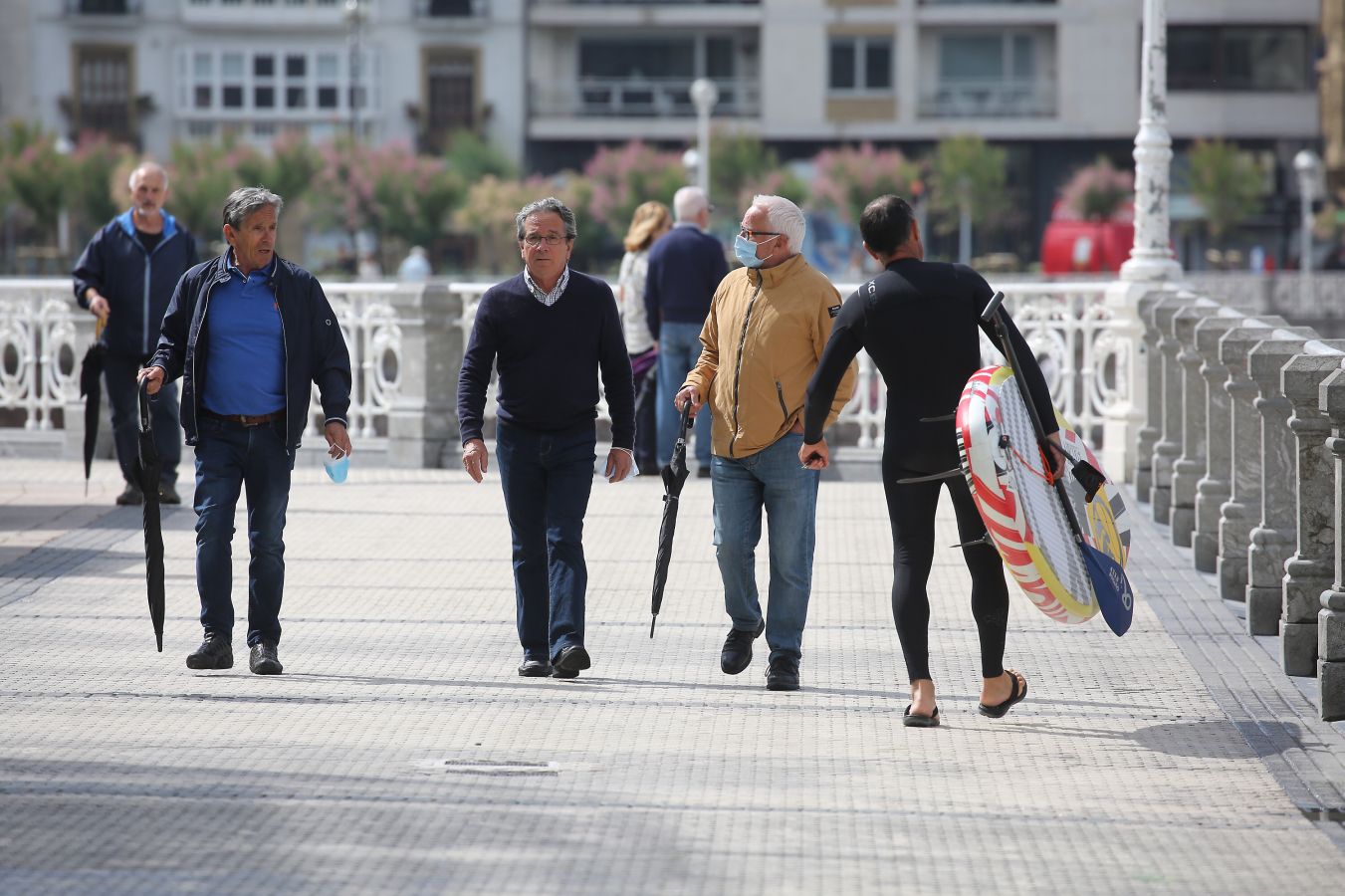 Tras un comienzo de semana con sol y temperaturas muy agradables, hoy las precipitaciones están siendo las grandes protagonistas en toda Gipuzkoa, circunstancia que ha hecho que muchos se hayan quedado en sus casas cuando se cumplen ya 82 días del estado de alarma decretado a raíz de la pandemia del coronavirus.