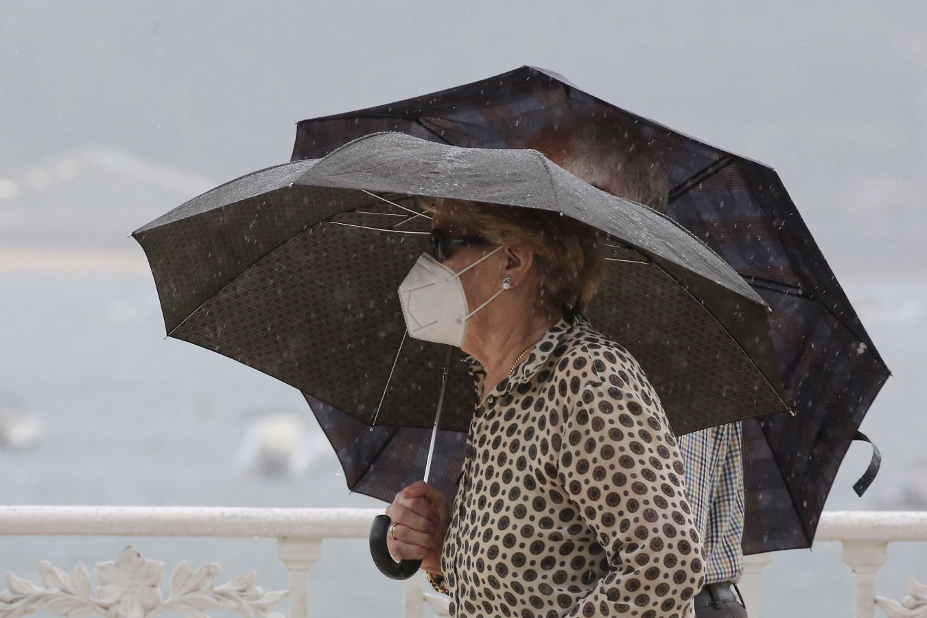 Tras un comienzo de semana con sol y temperaturas muy agradables, hoy las precipitaciones están siendo las grandes protagonistas en toda Gipuzkoa, circunstancia que ha hecho que muchos se hayan quedado en sus casas cuando se cumplen ya 82 días del estado de alarma decretado a raíz de la pandemia del coronavirus.