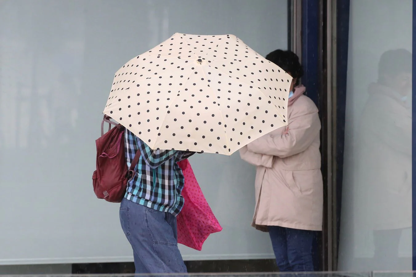 Tras un comienzo de semana con sol y temperaturas muy agradables, hoy las precipitaciones están siendo las grandes protagonistas en toda Gipuzkoa, circunstancia que ha hecho que muchos se hayan quedado en sus casas cuando se cumplen ya 82 días del estado de alarma decretado a raíz de la pandemia del coronavirus.