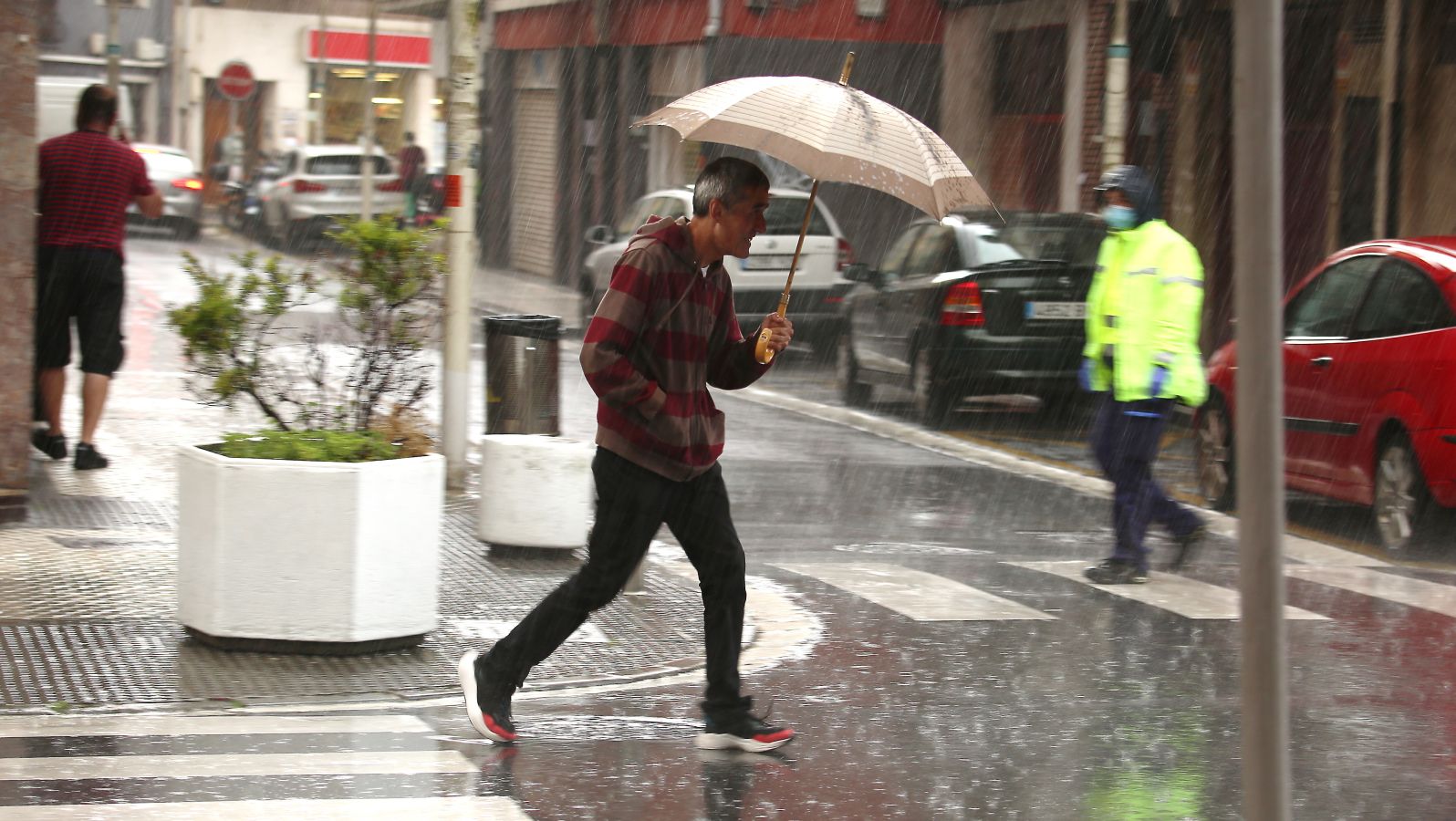 Tras un comienzo de semana con sol y temperaturas muy agradables, hoy las precipitaciones están siendo las grandes protagonistas en toda Gipuzkoa, circunstancia que ha hecho que muchos se hayan quedado en sus casas cuando se cumplen ya 82 días del estado de alarma decretado a raíz de la pandemia del coronavirus.