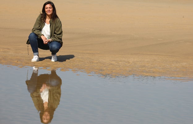 Itxaso Martínez en la playa de La Concha. 