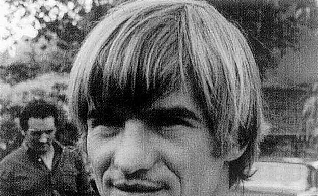 Imagen principal - Santi Herrero, con una camiseta del TT; Herrero se acopla a su Ossa junto a su mecánico Oliveras y el Seat 1.500 con el que viajaban a los circuitos; Las revistas especializadas se hicieron eco de la tragedia.