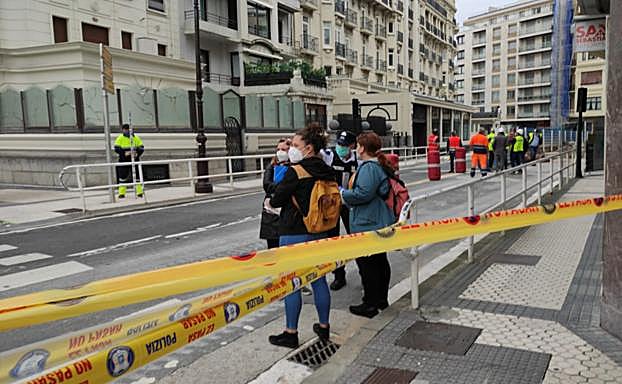 Imagen principal - Desalojados dos edificios de viviendas y el Hotel Londres de San Sebastián a causa de las obras del Topo
