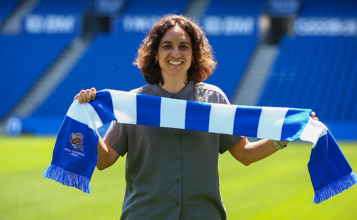 Natalia Arroyo en su presentación como entrenadora de la Real femenina; aire fresco no solo para el fútbol. 
