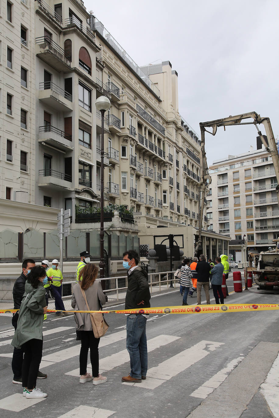 El Hotel Londres y otro edificio han tenido que ser desalojados debido a un desprendimiento en un sótano. 