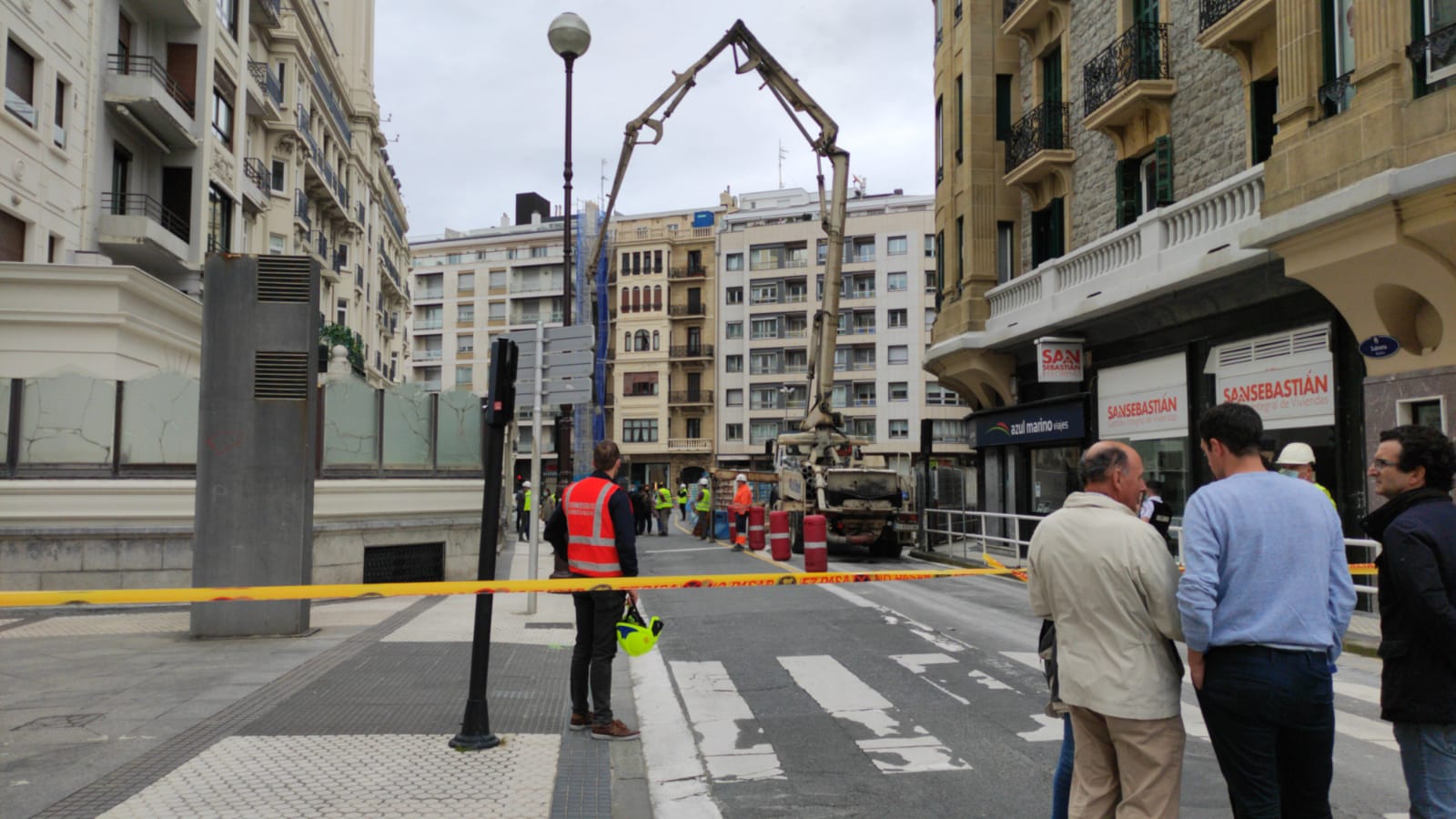 El Hotel Londres y otro edificio han tenido que ser desalojados debido a un desprendimiento en un sótano. 