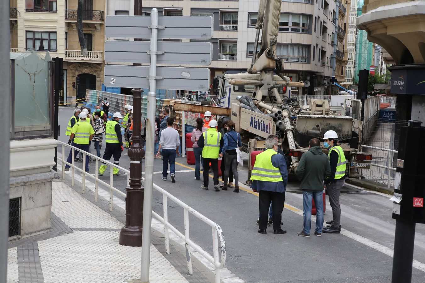 El Hotel Londres y otro edificio han tenido que ser desalojados debido a un desprendimiento en un sótano. 