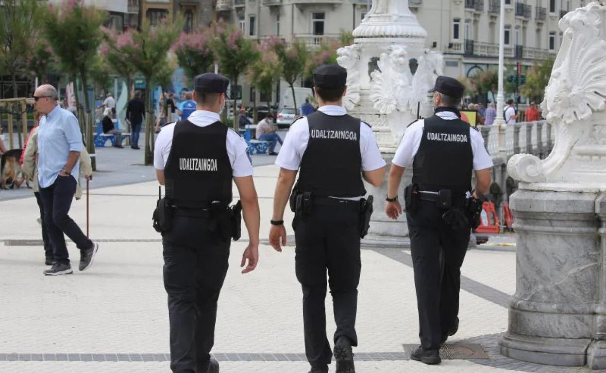 La Guardia municipal de San Sebastián propone sancionar a cinco personas por incumplir las normas en un bar