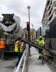 Imagen secundaria 2 - Responsables del Gobierno Vasco y Euskal Trenbide Sarea visitaron ayer el socavón del edificio. 