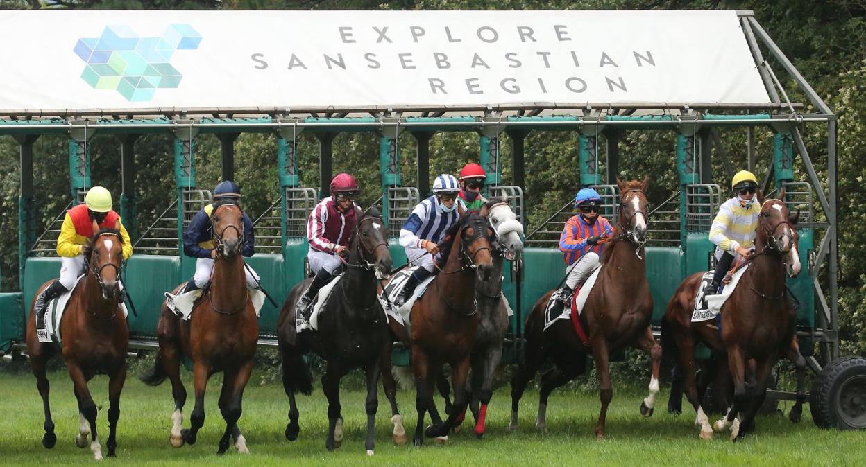 Los caballos salen de los cajones en la segunda carrera de la reunión inaugural del pasado jueves. 