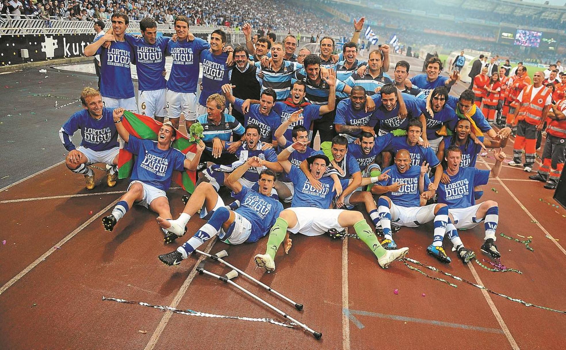 Jugadores y técnicos celebran por todo lo alto el regreso a Primera División en las viejas pistas. 