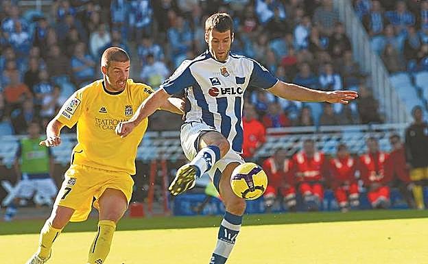 Agirretxe, 'in extremis'. El delantero de Usurbil puso el estadio de Anoeta patas arriba en el minuto 88. Un solitario tanto suyo sirvió para derrotar (1-0) al Cartagena. 