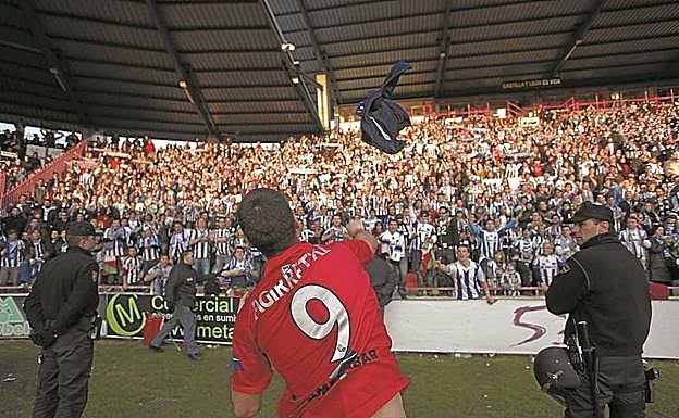 Peregrinación a Salamanca. Miles de aficionados realistas poblaron las gradas de El Helmántico para presenciar un partido descafeinado en el que no hubo goles. El espectáculo lo dieron ellos. 