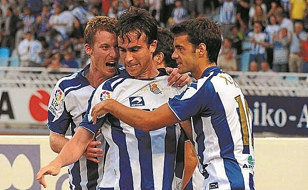 Por la mínima ante el Villarreal B. Anoeta vibró con un triunfo sufrido que dejó al equipo guipuzcoano rozando con los dedos el ascenso. Mikel González fue el héroe marcando el tanto decisivo (2-1). 