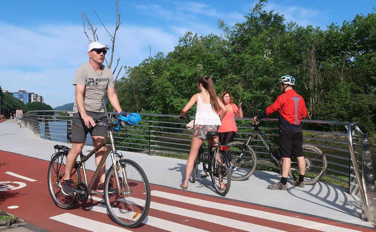 Peatones y ciclistas circulan por el bidegorri de Behobia, en Irun, sin poder pasar a Hendaia. 
