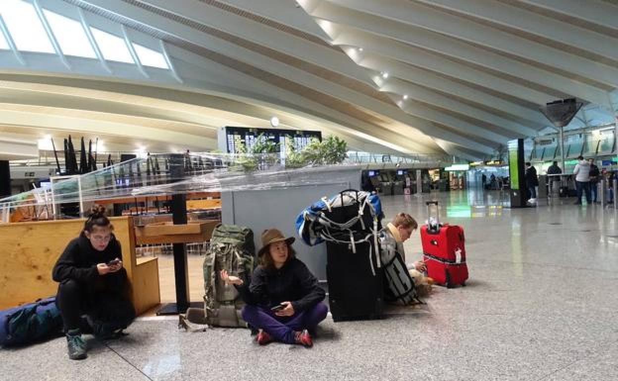 Viajeros en el aeropuerto de Loiu durante la pandemia.