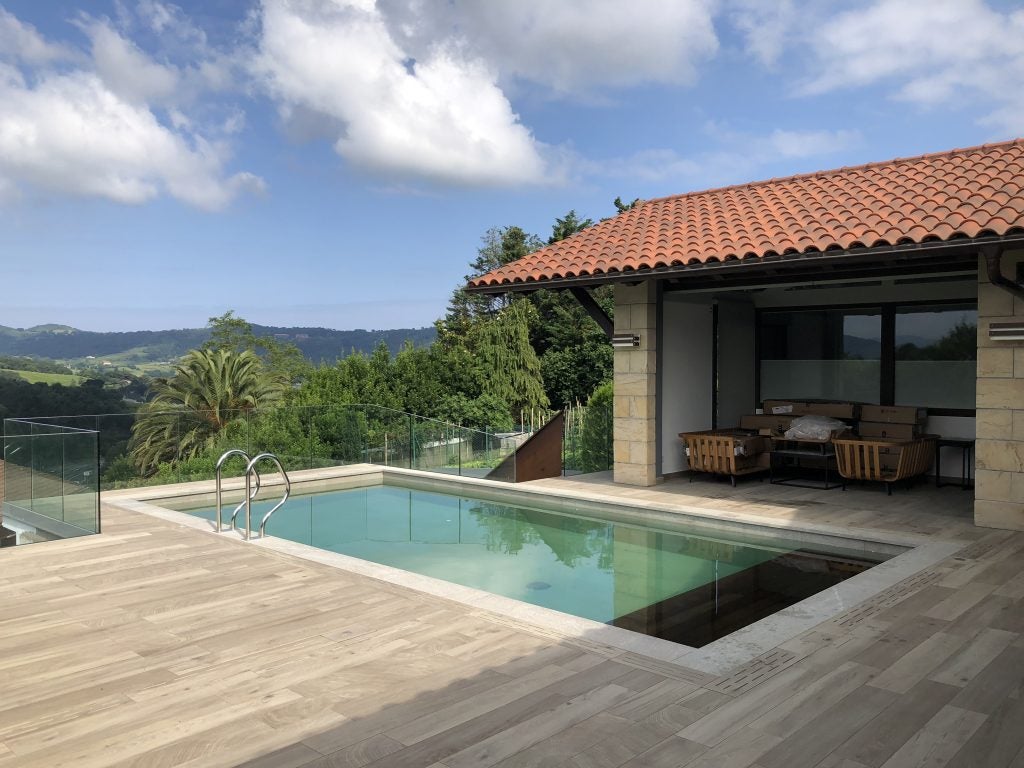 Los últimos años la construcción de piscinas privadas en casasde Gipuzkoa se ha incremendo añadiendo así valor añadido a las viviendas.