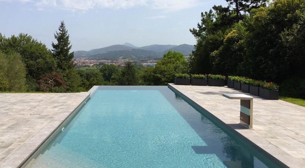 Los últimos años la construcción de piscinas privadas en casasde Gipuzkoa se ha incremendo añadiendo así valor añadido a las viviendas.