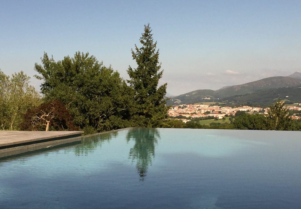 Los últimos años la construcción de piscinas privadas en casasde Gipuzkoa se ha incremendo añadiendo así valor añadido a las viviendas.