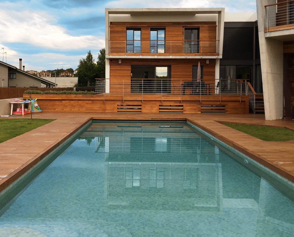 Los últimos años la construcción de piscinas privadas en casasde Gipuzkoa se ha incremendo añadiendo así valor añadido a las viviendas.