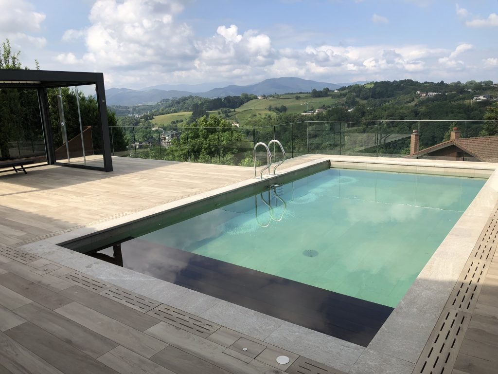 Los últimos años la construcción de piscinas privadas en casasde Gipuzkoa se ha incremendo añadiendo así valor añadido a las viviendas.