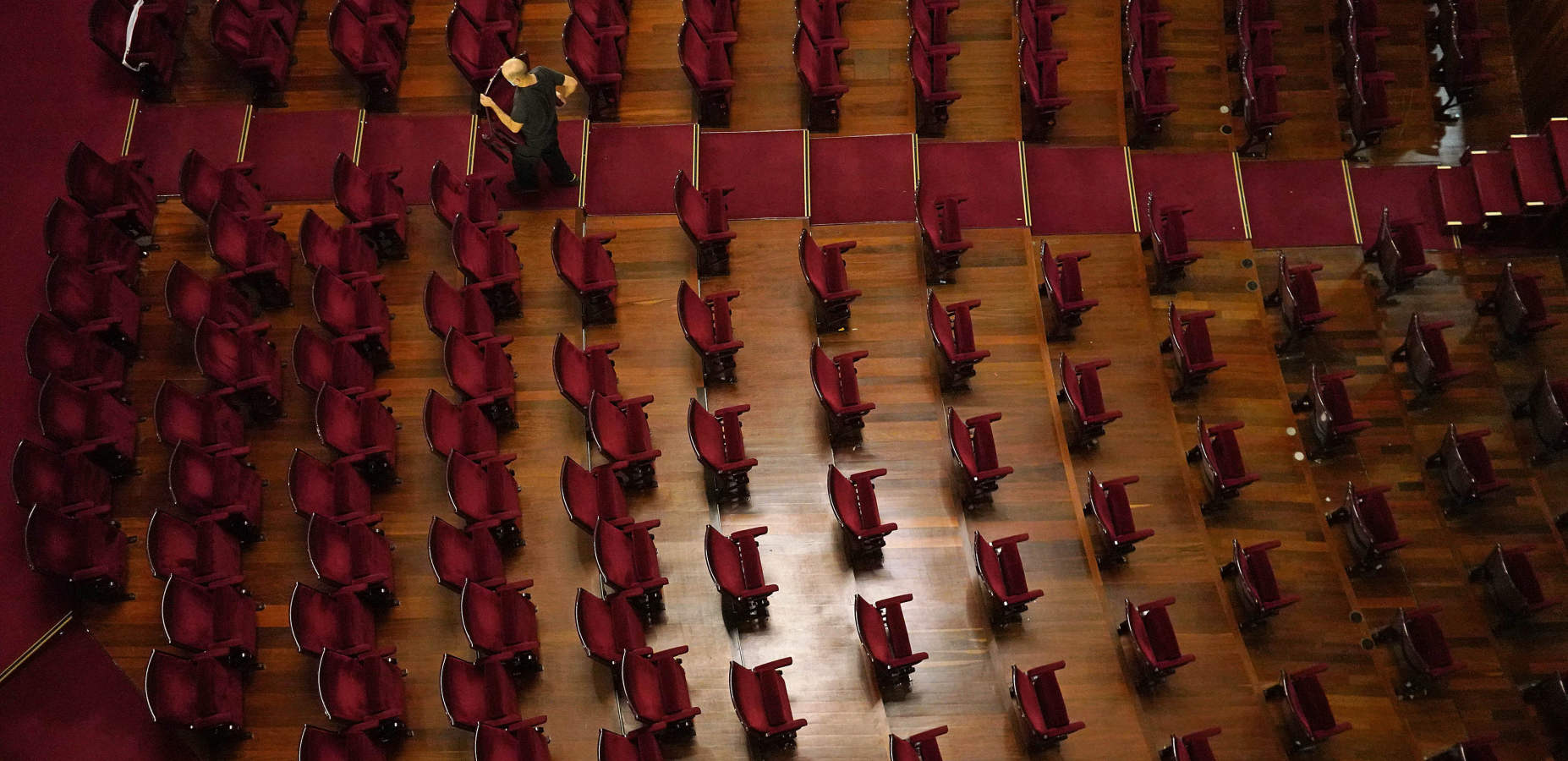 Un acto especial llamado 'Gala 0. ¡Arriba el telón!' y que rendirá homenaje al colectivo sanitario donostiarra «como agradecimiento al trabajo desempeñado durante estos meses», reabre esta tarde las puertas del Victoria Eugenia, tres meses después de su cierre por la pandemia.