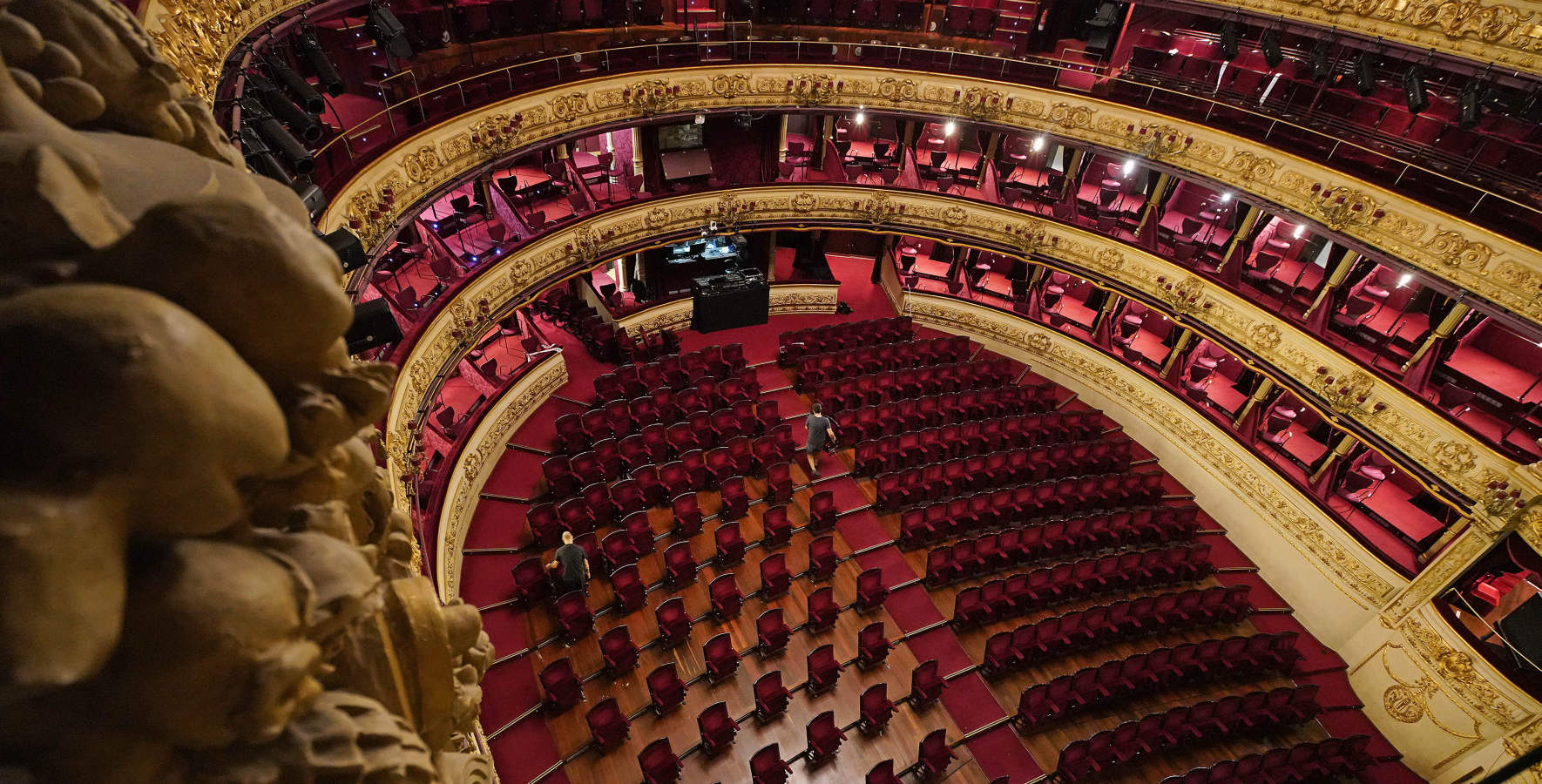 Un acto especial llamado 'Gala 0. ¡Arriba el telón!' y que rendirá homenaje al colectivo sanitario donostiarra «como agradecimiento al trabajo desempeñado durante estos meses», reabre esta tarde las puertas del Victoria Eugenia, tres meses después de su cierre por la pandemia.