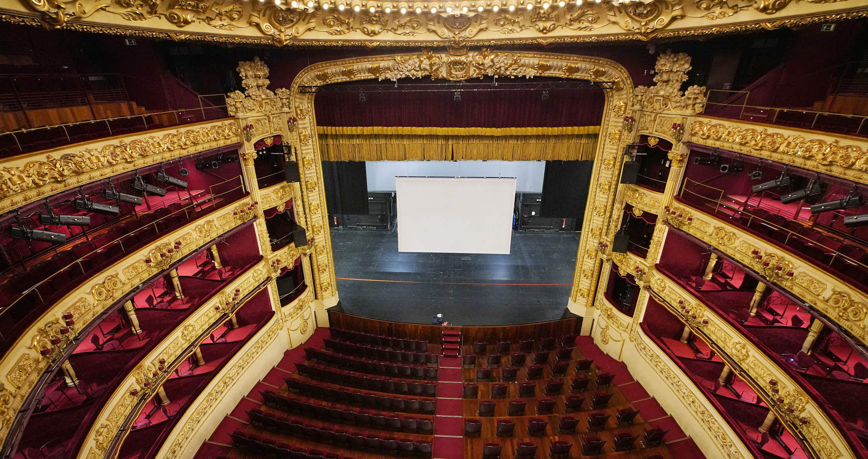Un acto especial llamado 'Gala 0. ¡Arriba el telón!' y que rendirá homenaje al colectivo sanitario donostiarra «como agradecimiento al trabajo desempeñado durante estos meses», reabre esta tarde las puertas del Victoria Eugenia, tres meses después de su cierre por la pandemia.