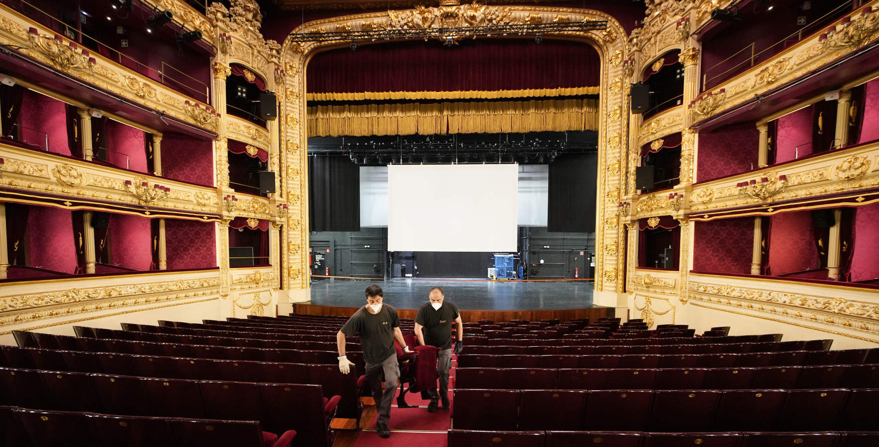 Un acto especial llamado 'Gala 0. ¡Arriba el telón!' y que rendirá homenaje al colectivo sanitario donostiarra «como agradecimiento al trabajo desempeñado durante estos meses», reabre esta tarde las puertas del Victoria Eugenia, tres meses después de su cierre por la pandemia.
